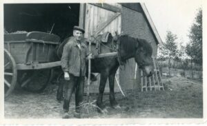 1949 Vader Jan Nusselder met stortkar voor de schuur